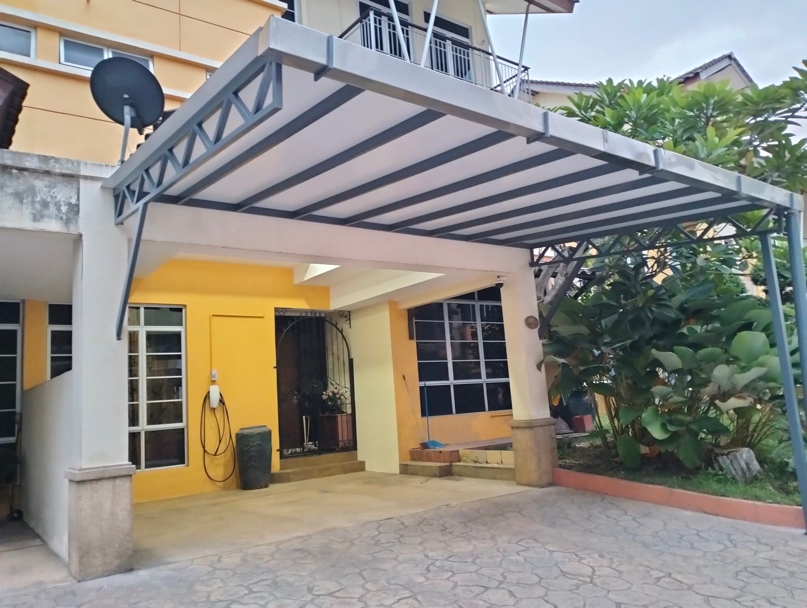 ACP awning with stainless steel rain gutter and truss pergola